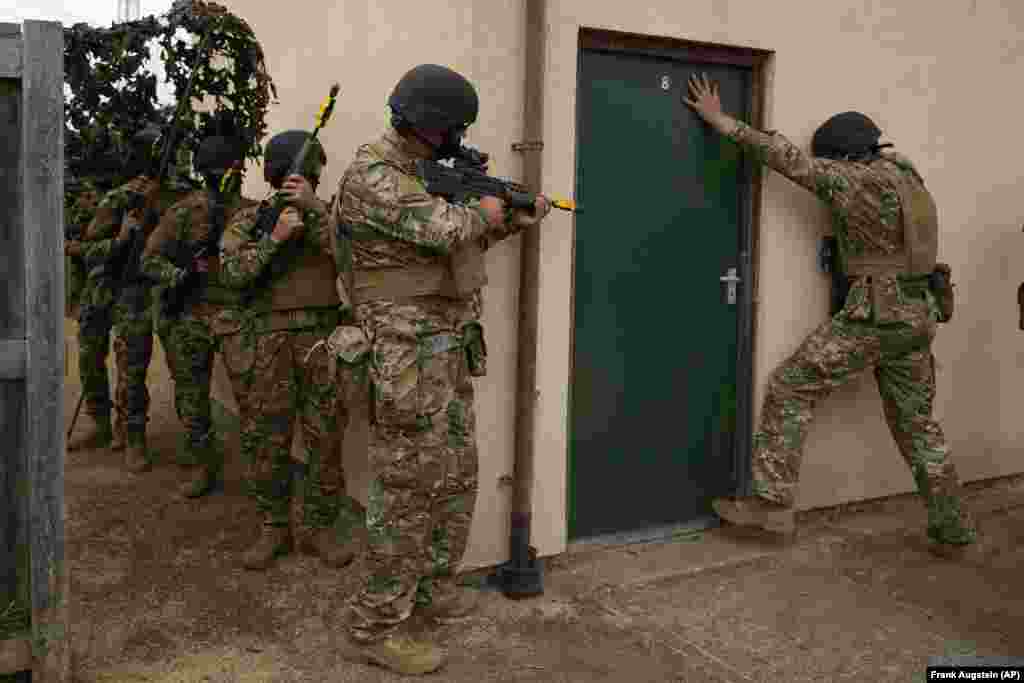 Хаттон көптөгөн украиналыктардын аскердик тажрыйбасы аз экенин белгиледи. Ошол эле учурда &quot;Алар өтө шыктанып алышкан. Аларда окууга, тажрыйба, тажрыйба жана дагы тажрыйба топтоого каалоо күч&quot; деп кошумчалады.&nbsp; &nbsp;