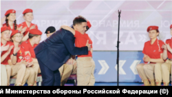 Олимписйкият шампион по гимнастика Никита Нагорний поздравява Льоша Павличенко на церемонията на Юнармия.