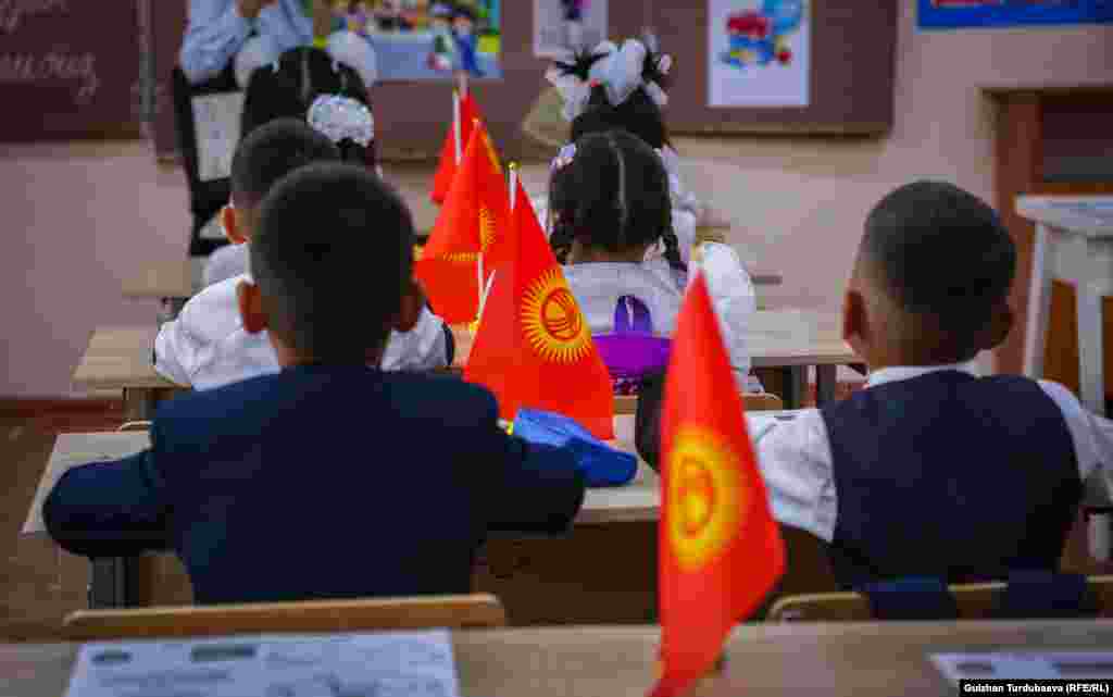 Президент Садыр Жапаров 1-сентябрда Билим күнүнө карат куттуктоо жолдоп, ар бир баланын татыктуу билим, туура тарбия алышына бардык шарттар түзүлүшү зарыл экенин белгилеген.&nbsp;