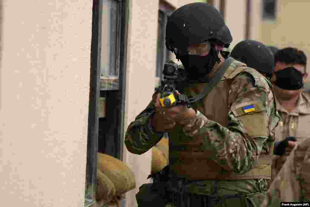 &quot;Биз жаңы келгендерге жөө аскерлер үчүн керектүү базалык курстарды өткөрүп жатабыз. Аларды таамай атканга, кандай тактикалык кырдаал болбосун алдыга жылууга жана сүйлөшүүгө, медициналык жардам көрсөтүүгө абдан жакшы окутуп жатышат&quot;, - дейт шотландиялык гвардиянын офицери&nbsp;Крейг Хаттон. &nbsp;