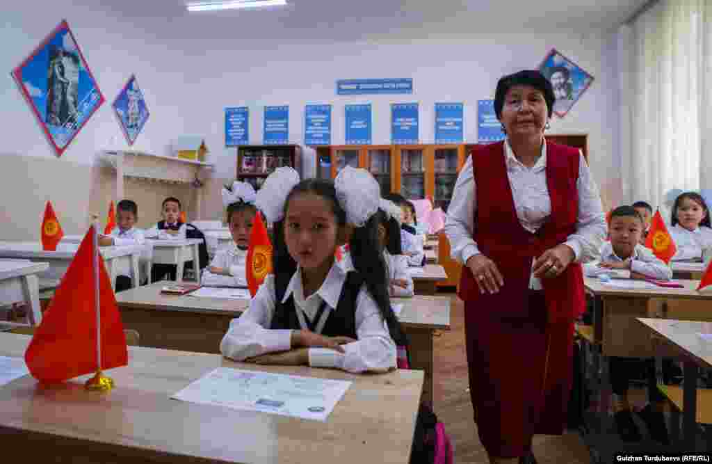 Билим берүү министрлиги быйыл мектеп директорлорду сынак аркылуу тандаганы турат. Сынагынын биринчи айлампасы аяктап, 966 мектептин жетекчиси кызматына катышуу үчүн 1371 талапкер катышып, алардын 35% гана сынактан өткөн.