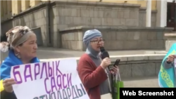 Hasaba alynmadyk «Алга, Казахстан!» atly oppozisiýa partiýasynyň agzalary häkimiýetleri ähli partiýalary hasaba almaga çagyrýar. Almaty, 2022-nji ýylyň 21-nji awgust.