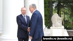 Президент России встречает прибывшего с рабочим визитом в Сочи казахстанского коллегу Касым-Жомарта Токаева. 19 августа 2022 года