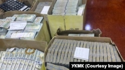 Журат Абдуллаевдин үйүн жана кеңсесин тинтүүдө алынган акчалар. Бишкек. Август, 2022. (Сүрөт УКМКга таандык).