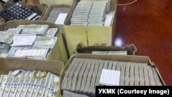 УКМК ишкердин үйүн жана иштеген кеңсесин тинтүү маалында  ар кандай валютада жалпысынан 822 миллион сомдой акча алынганын кабарлаган.