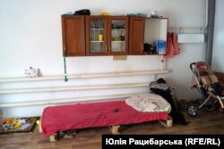 Одне зі спальних місць у шелтері