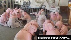 زنان در مرکز آموزشی موسسه بین المللی مرسی کورپ در هرات فن و حرفه فرا می گیرند. 