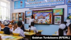 Бишкектеги мектептердин бири. Архив. 