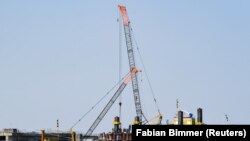 Німеччина намагається знизити газову залежність від Росії. Ілюстраційне фото: будіництво терміналу зрідженого газу в німецькому Вільгельмсгафені, 2022 рік