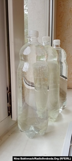 Лайфхак для вікон, щоб скло не повилітало від вибухової хвилі. Вікна щільно не закривали, а «підпирали» пляшками з водою