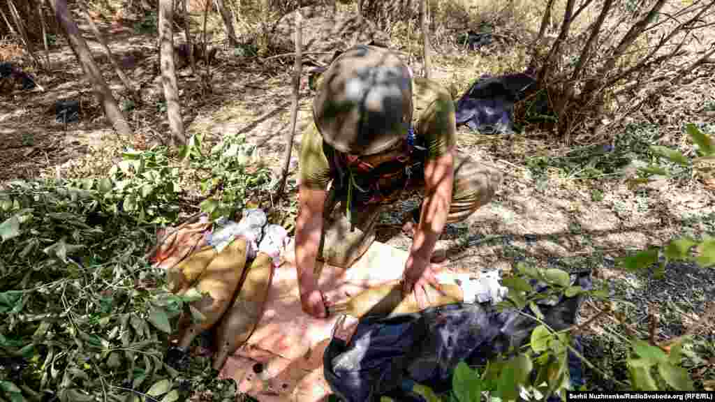 З&rsquo;являються нова ціль і військовий, відклавши чашку з кавою, знову готує міни &nbsp;для роботи