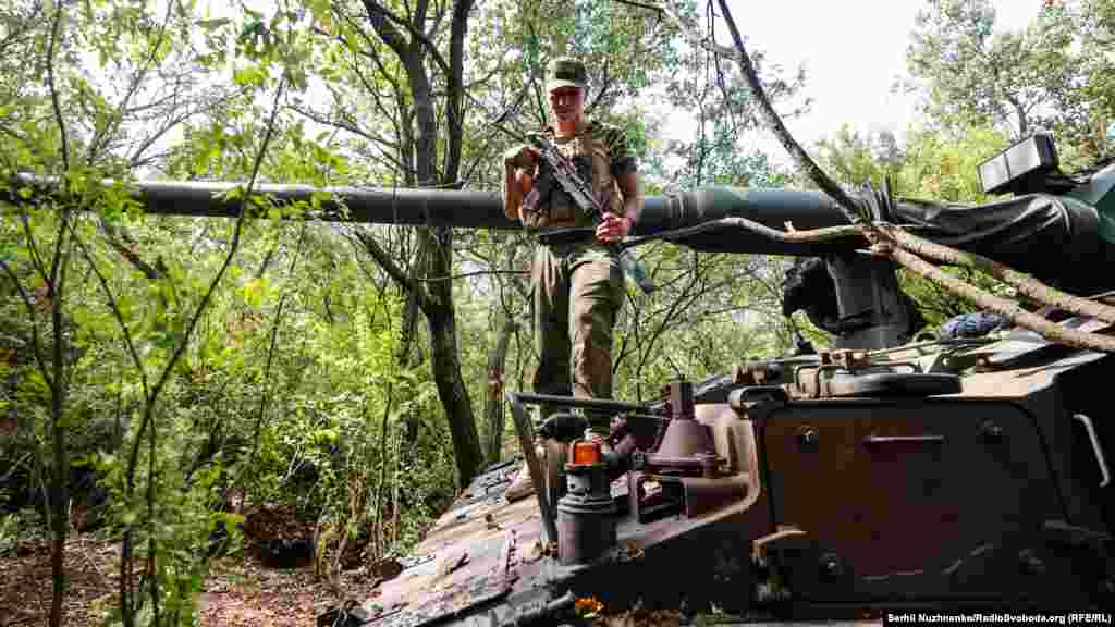 &laquo;Багато комп&rsquo;ютерів, все в автоматичному режимі, тобто екіпаж тут просто контролює автоматизовані процеси&raquo;, &ndash; розповідає один із членів бойового розрахунку.&nbsp;