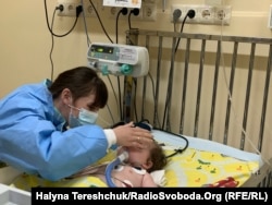 Мама біля свого малюка в реанімації