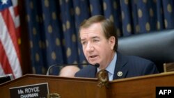 Կոնգրեսական Էդ Ռոյսը իր գլխավորած Արտաքին հարաբերությունների հանձնաժողովում լսումների ժամանակ, արխիվ