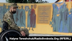 На фото – український офіцер Володимир Гера, який отримав важку травму хребта під час оборони Луганського аеропорту у 2014 році, а нині викладає курсантам. На його думку, війна Росії проти України неабияк змінила ставлення українців до свого прапора.