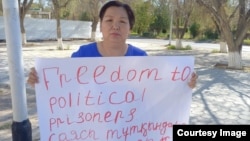 Гражданская активистка Жадыра Досекеева на одиночном пикете в Жанаозене. 24 августа 2022 года