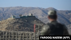 تصویر آرشیف: یک سرباز پاکستانی در پوستهٔ نزدیک به مرز افغانستان 