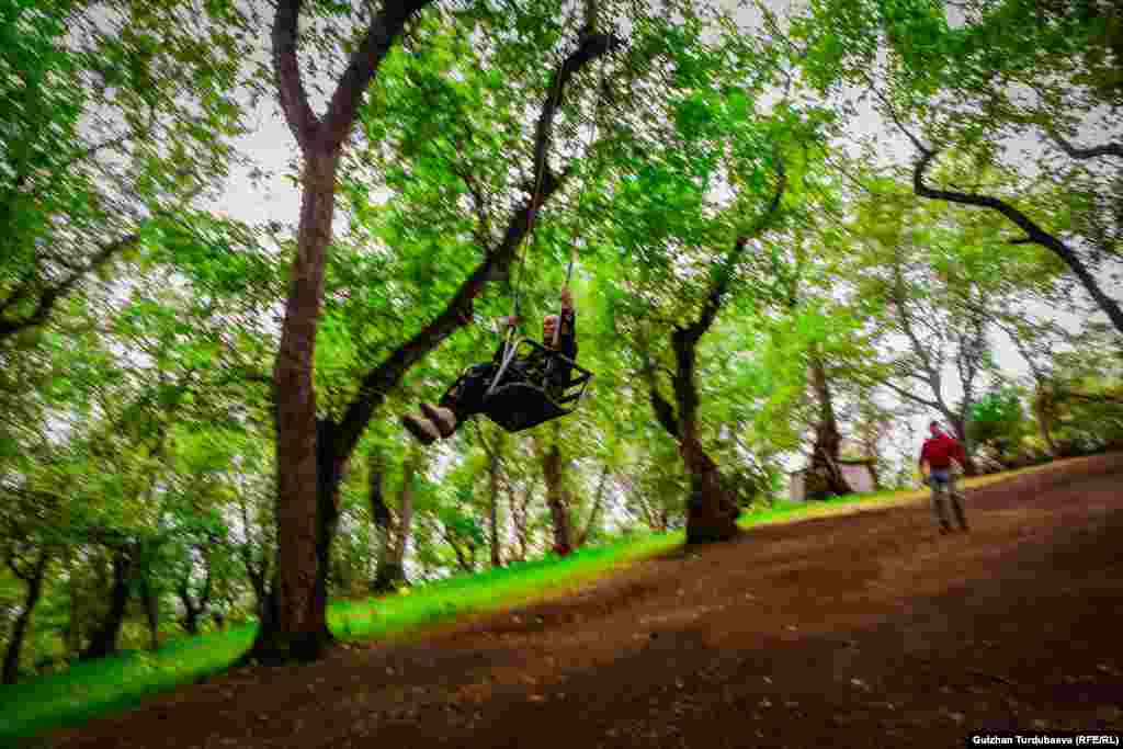 Коруктун айланасында жашаган тургундар ар кандай шарт түзүп, туристтерди тартканга умтулушат.&nbsp;