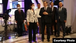 Хитойнинг Қирғизистондаги элчиси Ду Дэвэнь (чапдан иккинчи) Қирғизистон жамоатчилик ТРКси таҳририятида, 2022 йил 24 августи