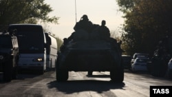 Селище Безіменне на окупованій частині Донецької області 7 травня 2022 року. Російські війська та автобуси з жителями Маріуполя, яких вивозять до ОРДЛА і потім – до Росії