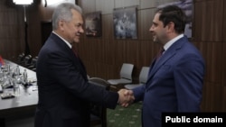 Министр обороны РФ Сергей Шойгу (слева) и министр обороны Армении Сурен Папикян (архивное фото)