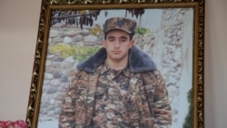 Պոստում ստացած այրվածքներից մահացած զինծառայողի ծնողները մեղադրում են Պաշտպանության նախարարությանը