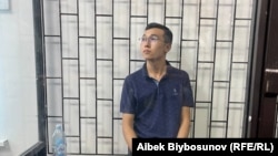 Ырыс Жекшеналиев сот залында.