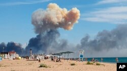 Пляж в Саках после взрывов возле российской военной авиабазы в районе Новофедоровки. Аннексированный Крым, 9 августа 2022 года.