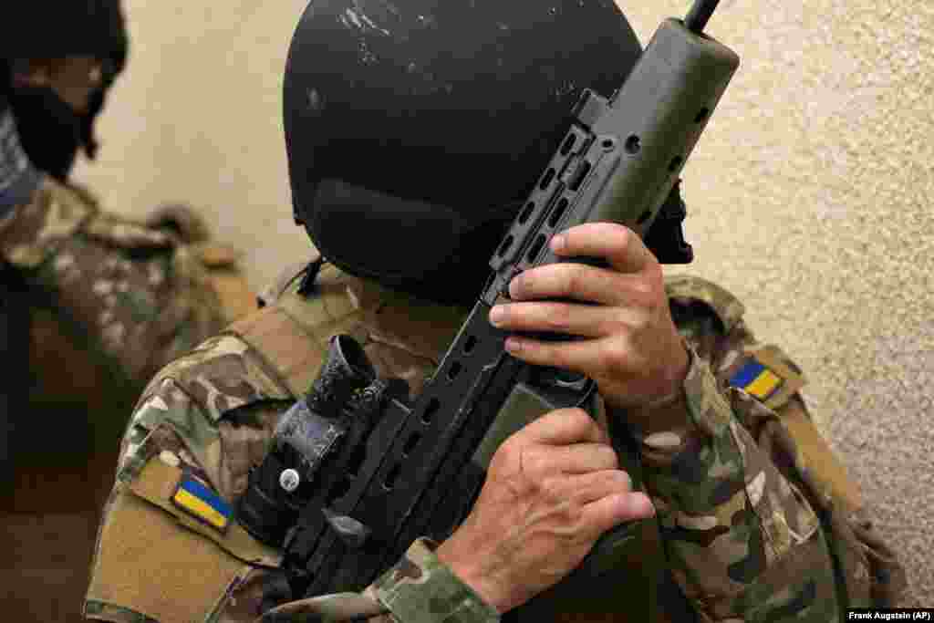 Инструкторлор жаңы келгендерди согушууга жөндөмдүү жоокерлерге айландырууга аракет кылышууда. Алгачкы контингент өткөн айда келген. Алар учурда алсырап калган украиналык күчтөргө жардам берүү үчүн майданга жөнөп кетишти.&nbsp; &nbsp;