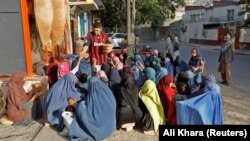 تعدادی از زنان و کودکان فقیر در کابل 