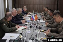 Сергей Шойгу менен Бактыбек Бекболотов баштаган делегациялар. 16-август, 2022-жыл. Москва, Кыргызстан.