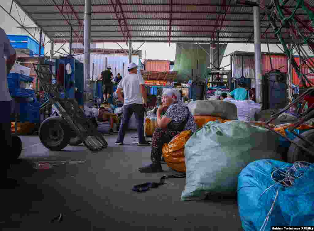 Экономика министрлигинин маалыматына караганда, соңку жылдары өлкөдө тигүүчүлөрдүн тартыштыгы өсүп, ишканалар 60% кубаттуулукта гана иштеп жатат. Мурда Москвага чейин беш күндө жетип турган жүк, кийинки жылдары Казакстанда узакка кармалып калган учурлар көбөйүп, 15 күндө жете турган болгон.