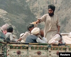 بسیاری از سیک ها و هندو های افغانستان نیز در نتیجه محدودیت های وضع شده طالبان و تهدیدات امنیتی کشور را ترک کرده اند