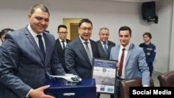 Өзгөчо кырдаалдар министри Бообек Ажикеев (ортодо) «Еврокоптер Казакстан Инжиниринг» компаниясынын өкүлдөрү менен