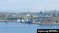 Балкер на навантаженні біля зернового терміналу «Авліта». Севастополь, 18 серпня 2022 року