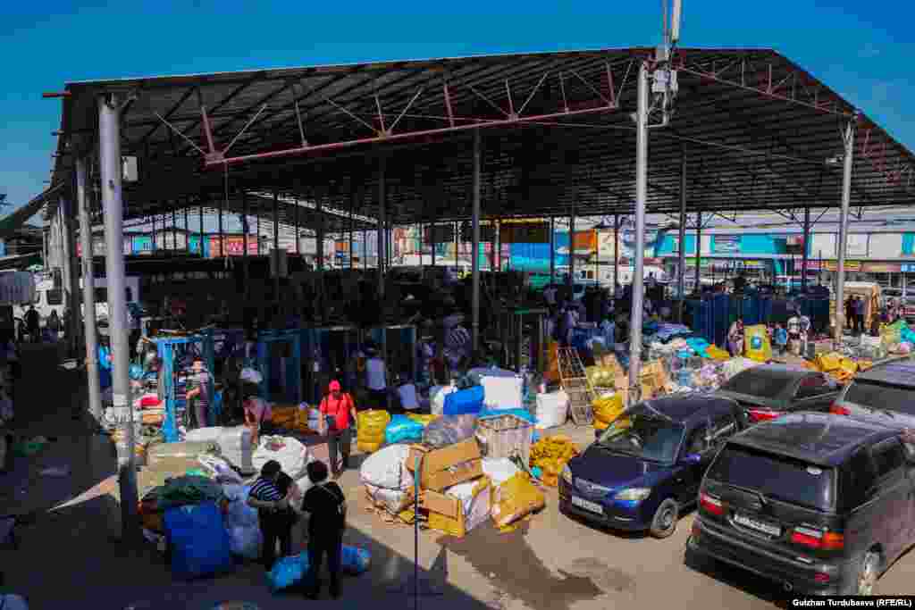 Товар таңгактаган базар. Бул жерде 40тай товар таңгактаган темир аппараттар бар. Күнүнө жүзгө жакын киши иштеп, каражат табат.