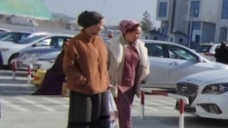 Diňle: Aýal-gyzlar: Pul sowgadynyň mukdary türkmen hökümetiniň abraýyny ýer bilen ýegsan edýär