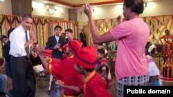 Нәкъ ике ел элек Обама Һиндстанга сәфәре вакытында "татарча" биеп күрсәткән иде. Мумбай, 7 ноябрь 2010