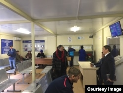 Зал ожидания для граждан в здании консульства.