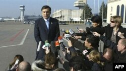 Оппозиция намерена не уступать в предвыборной активности пока еще действующему президенту