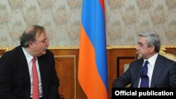 Armenia - President Serzh Sarkisian (R) meets with Georgian Foreign Minister Grigol Vashadze, 7Nov2011.