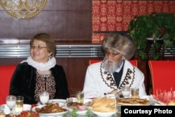 Кытай Эл Республикасындагы кыргыздардын XX кылымдын экинчи жарымы – XXI кылымдын башындагы чыгаан манасчысы, дастанчы, Кыргызстандын мурдагы президенти Роза Отунбаева менен. Ак-Чий ш., КЭР. 27.6.2012.