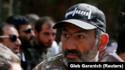 Нікол Пашинян на чолі демонстрації в 103-тю річницю масового вбивства вірменів в Османській імперії. Єреван, 24 квітня 2018 року.