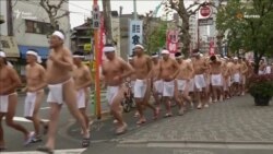 Японці проводять новорічний обряд очищення в крижаній купелі (відео)