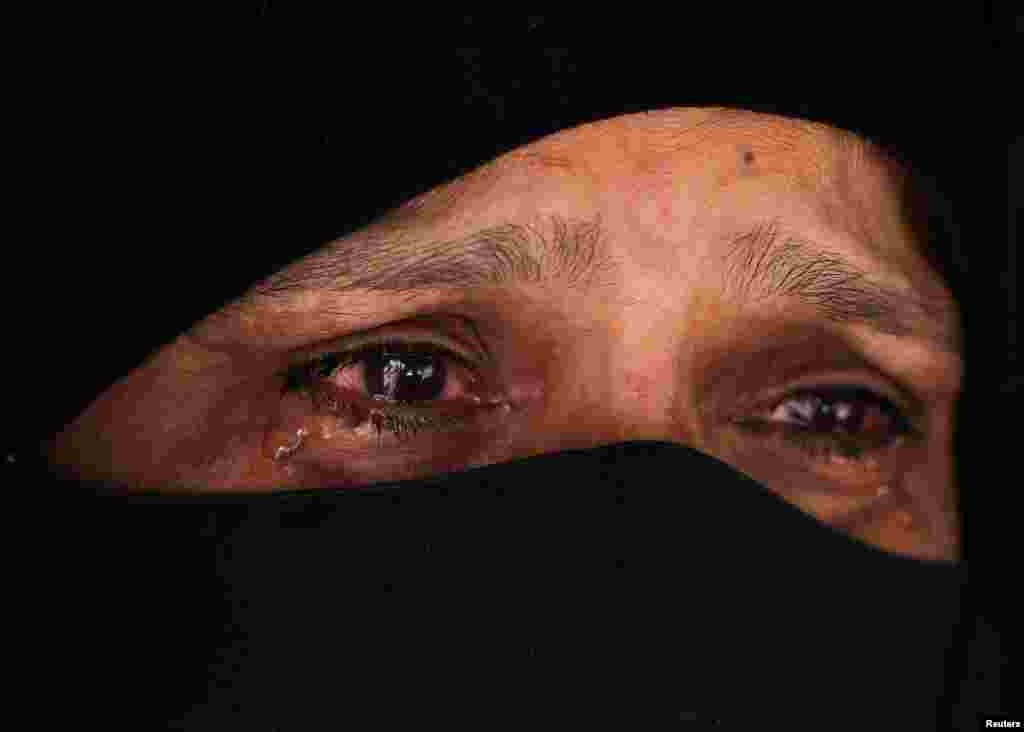 Пакистандык аял Индияын Амритсара аймагына жакын Аттари-Вагах чек ара бекетинен өз өлкөсүнө кайта турган маалда ыйлап жаткан кези. Индия Кашмирдеги туристтерге кол салуудан кийин Пакистандын атуулдарына берген визаларды жокко чыгарган.  