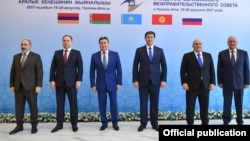 ЕАЭБга мүчө өлкөлөрдүн өкмөт башчылары. Солдон оңго карай - Никол Пашинян, Роман Головченко, Аскар Мамин, Улукбек Марипов, Михаил Мишустин жана ЕЭК коллегиясынын төрагасы Михаил Мясникович. Чолпон-Ата. 20-август, 2021-жыл. 