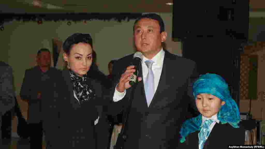  	Дети Заманбека Нуркадилова &ndash; Куралай, Кайрат и Мерей &ndash; на поминках в честь его 70-летия. Алматы, 17 января 2014 года. 