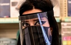 Продавщица в магазине в Тбилиси, 1 июня 2020