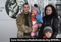 Военнослужащий полка «Азов» с позывным «Ульф» привел на выставку всю семью