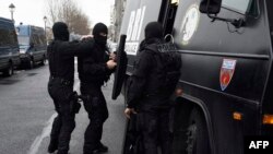 Polisiýa bölüminiň öňünde, Pariž, 8-nji ýanwar, 2015. 